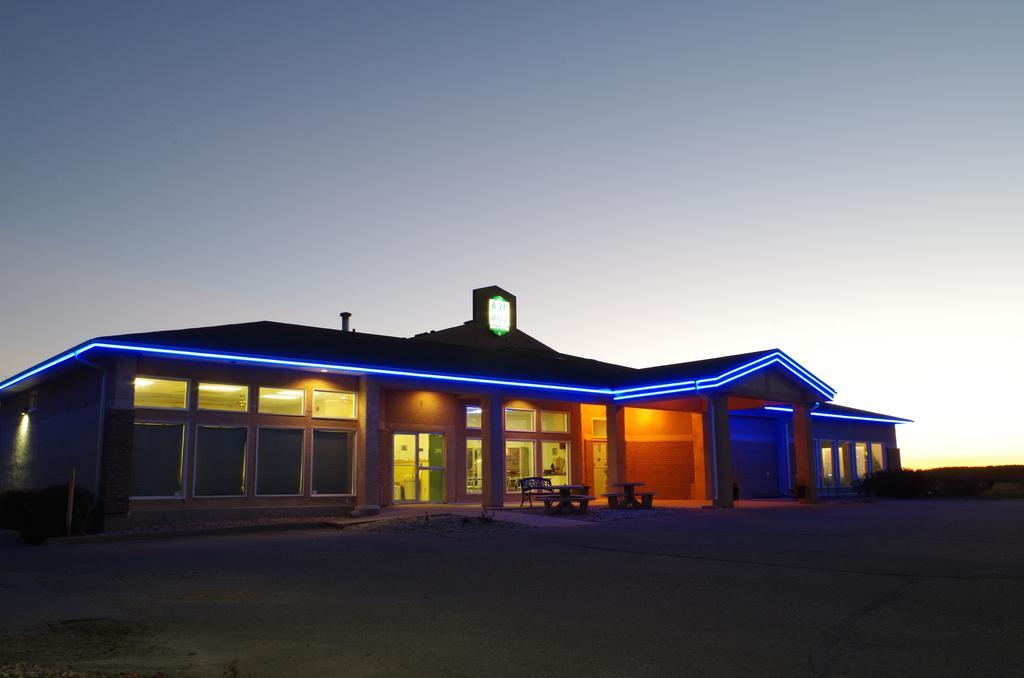 Bay Hill Inns & Suites Neepawa Экстерьер фото