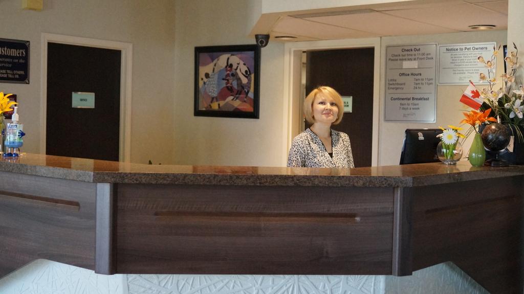 Bay Hill Inns & Suites Neepawa Экстерьер фото