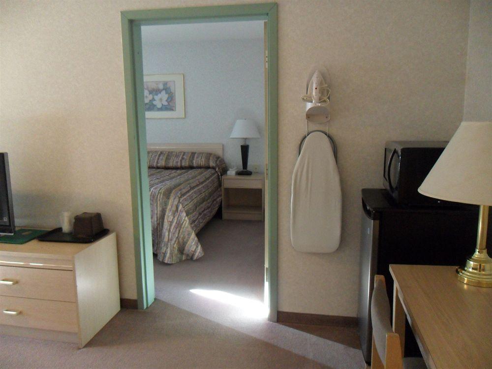 Bay Hill Inns & Suites Neepawa Экстерьер фото