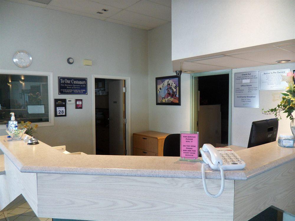 Bay Hill Inns & Suites Neepawa Экстерьер фото