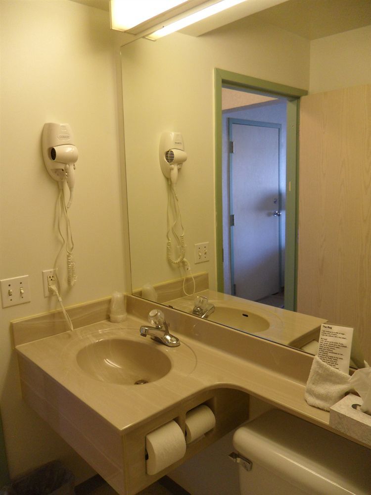 Bay Hill Inns & Suites Neepawa Экстерьер фото