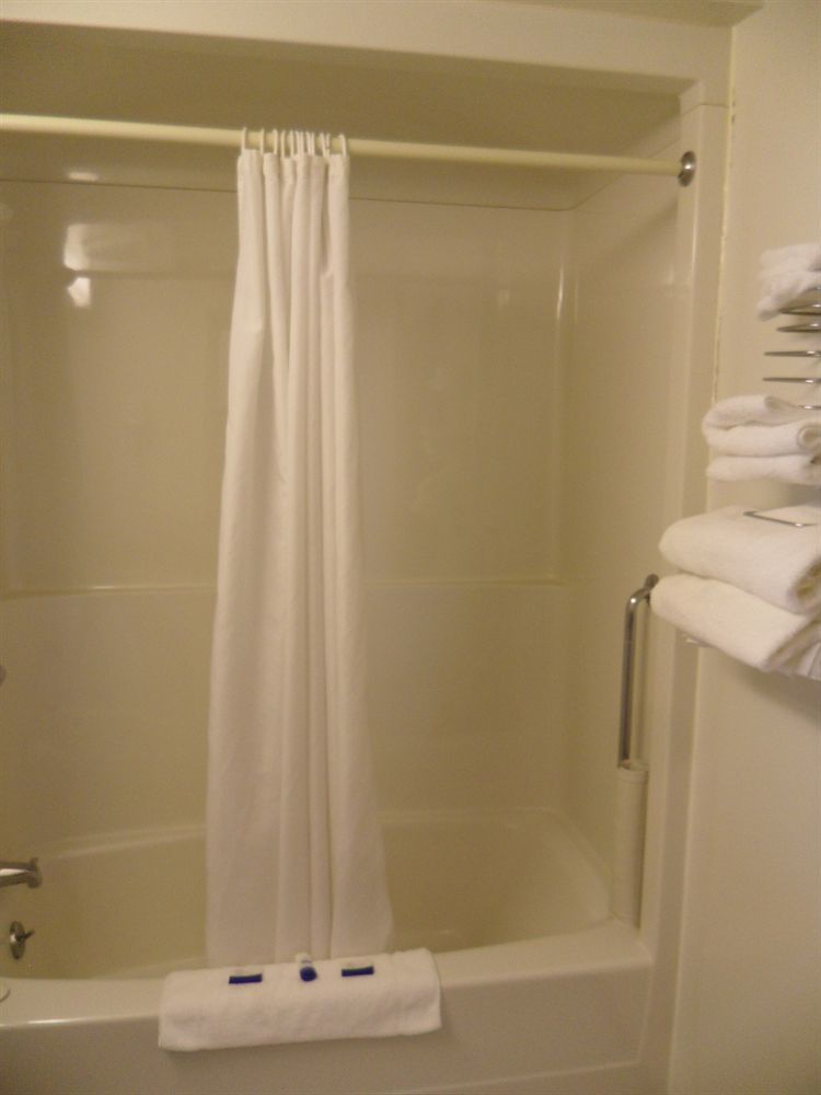 Bay Hill Inns & Suites Neepawa Экстерьер фото