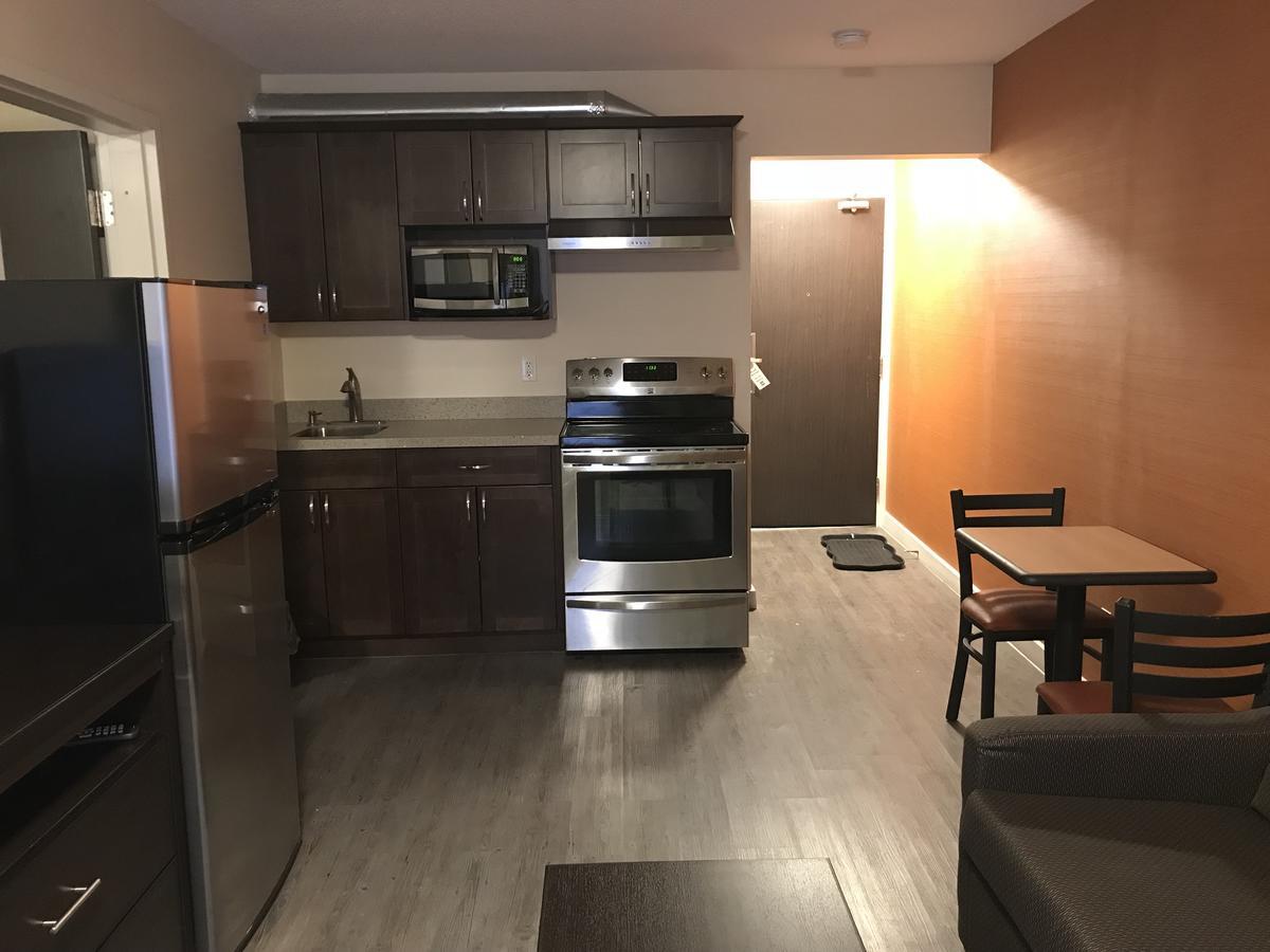 Bay Hill Inns & Suites Neepawa Экстерьер фото