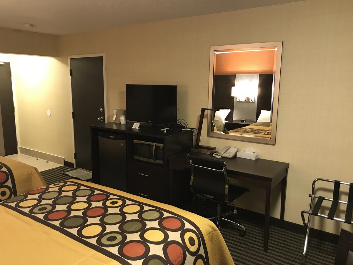 Bay Hill Inns & Suites Neepawa Экстерьер фото