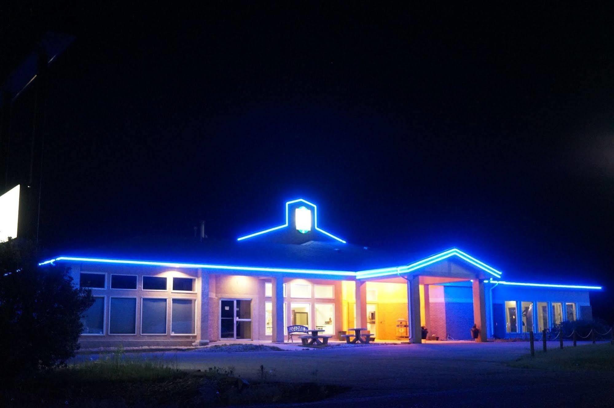 Bay Hill Inns & Suites Neepawa Экстерьер фото