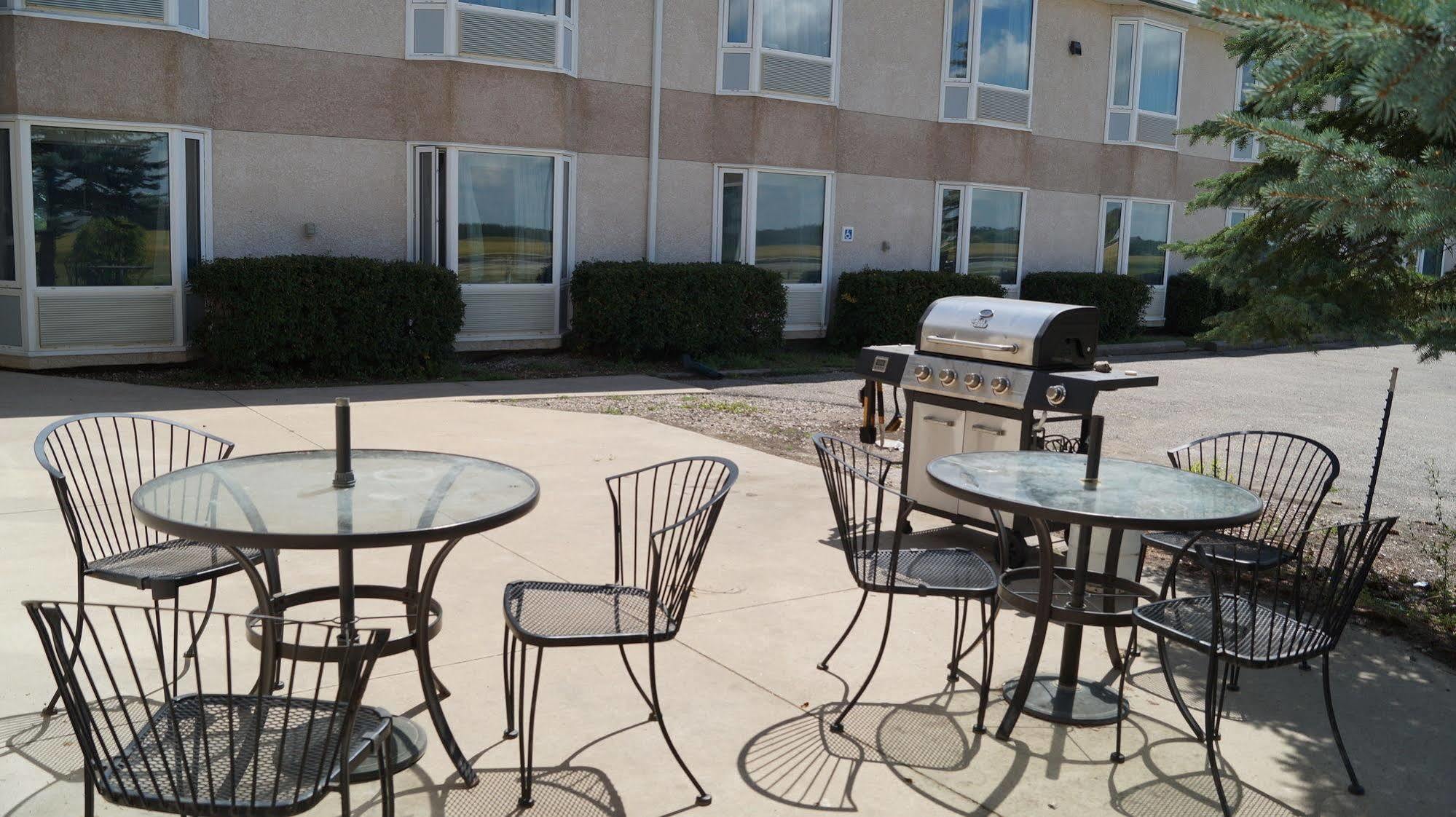 Bay Hill Inns & Suites Neepawa Экстерьер фото