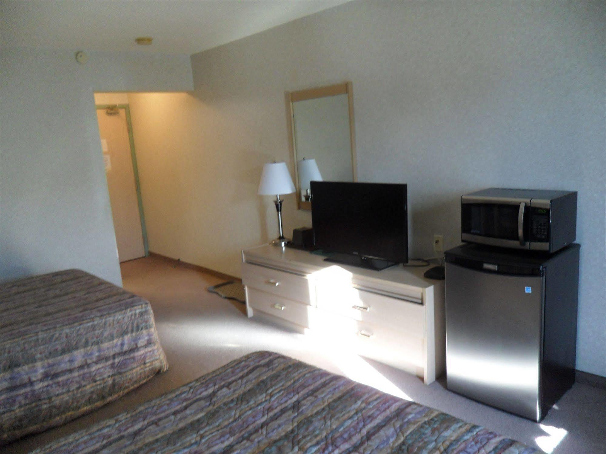 Bay Hill Inns & Suites Neepawa Экстерьер фото