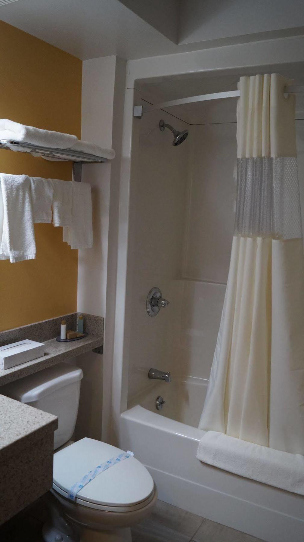 Bay Hill Inns & Suites Neepawa Экстерьер фото