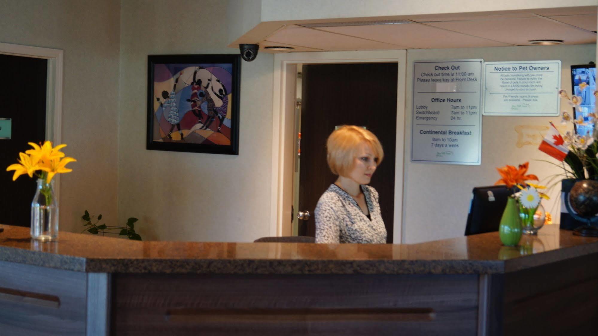 Bay Hill Inns & Suites Neepawa Экстерьер фото