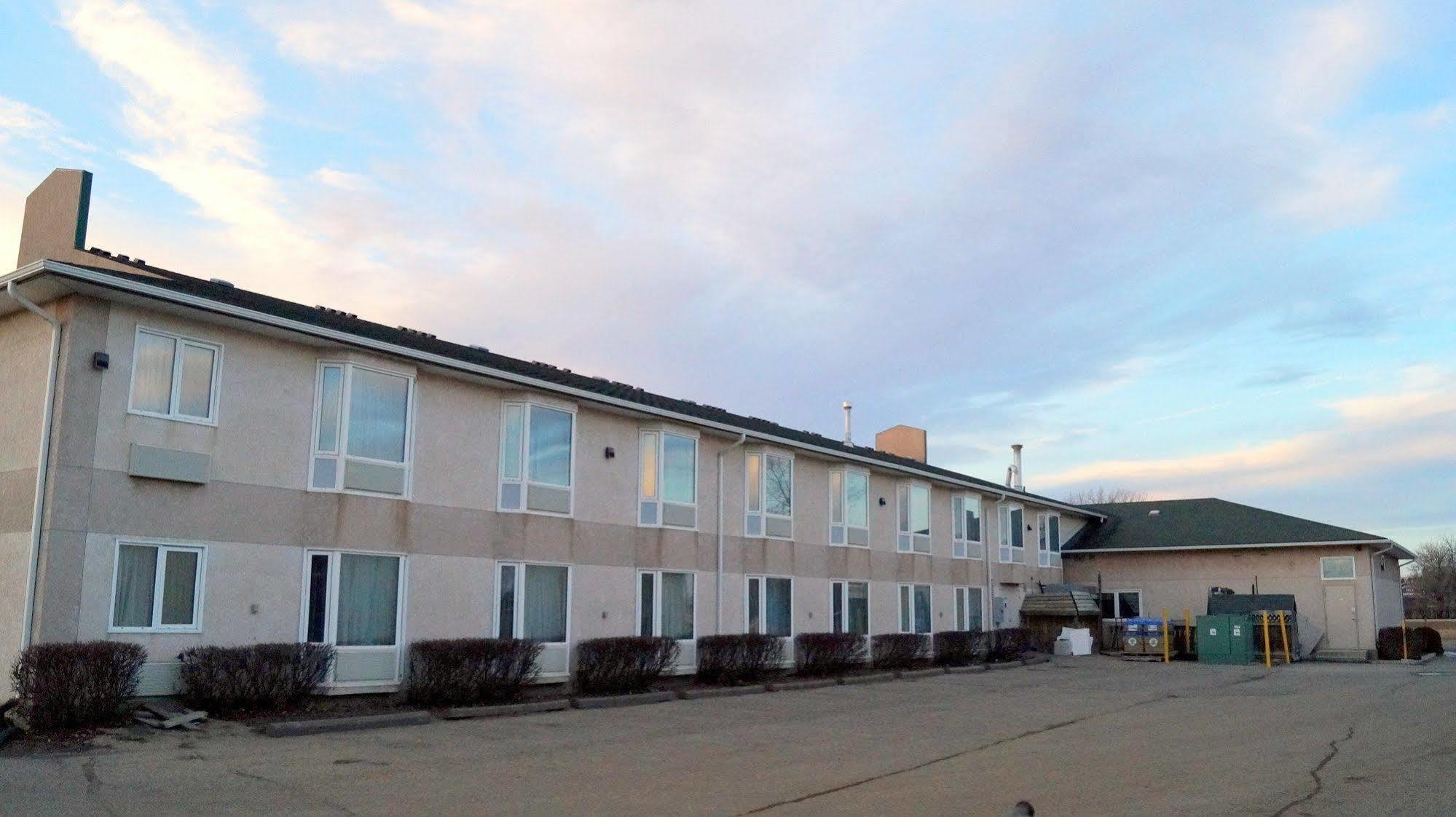 Bay Hill Inns & Suites Neepawa Экстерьер фото