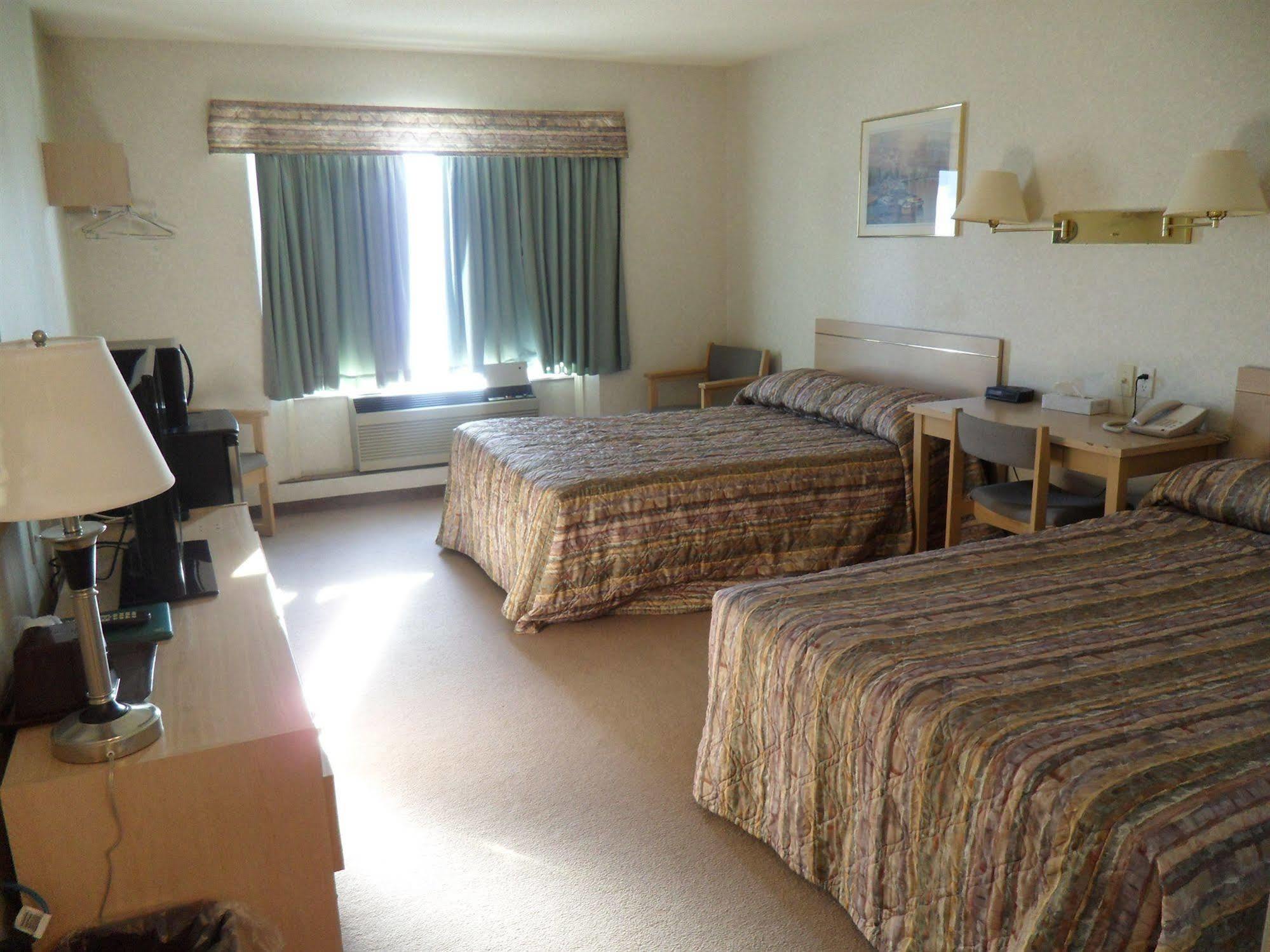 Bay Hill Inns & Suites Neepawa Экстерьер фото