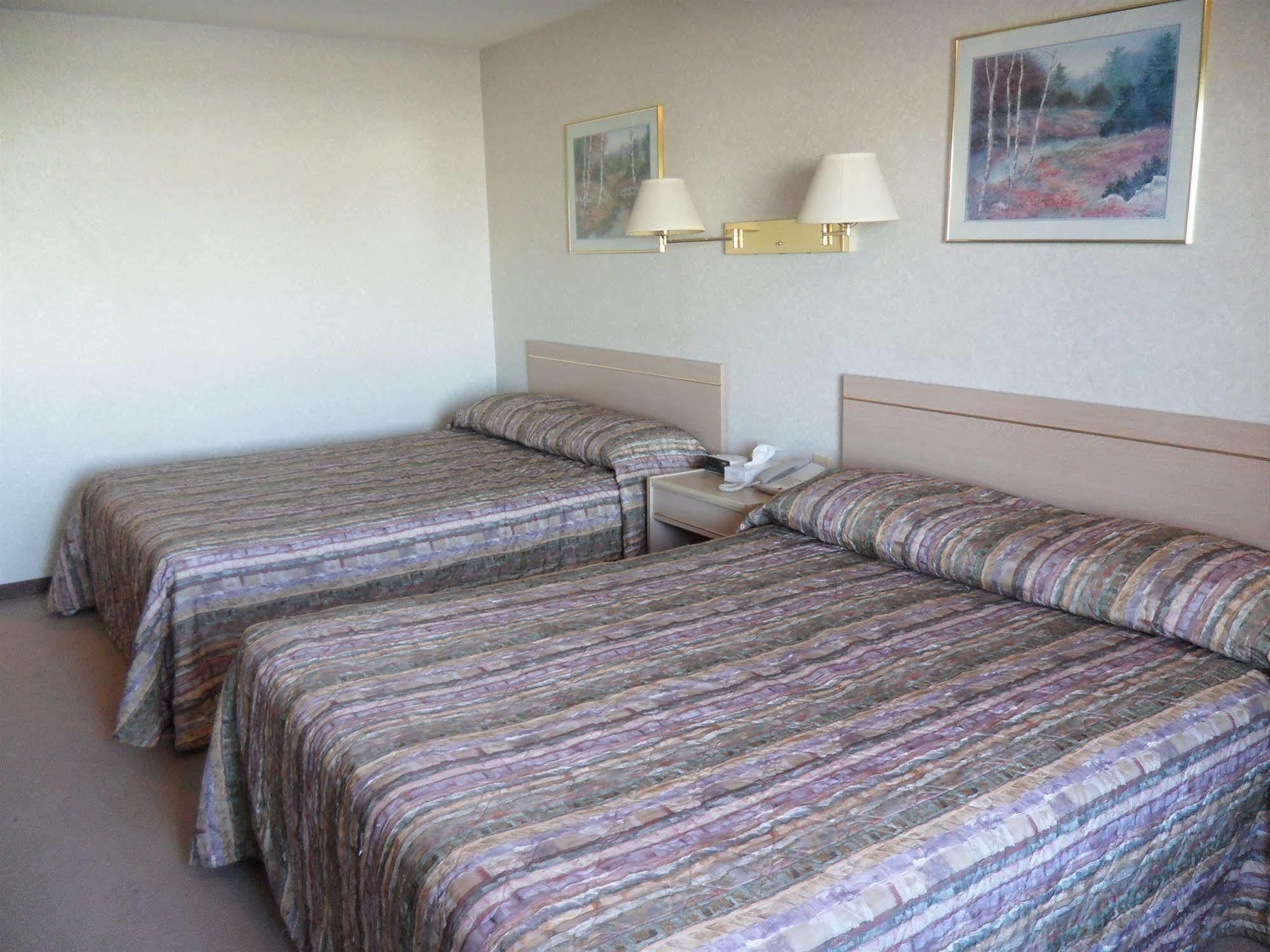 Bay Hill Inns & Suites Neepawa Экстерьер фото