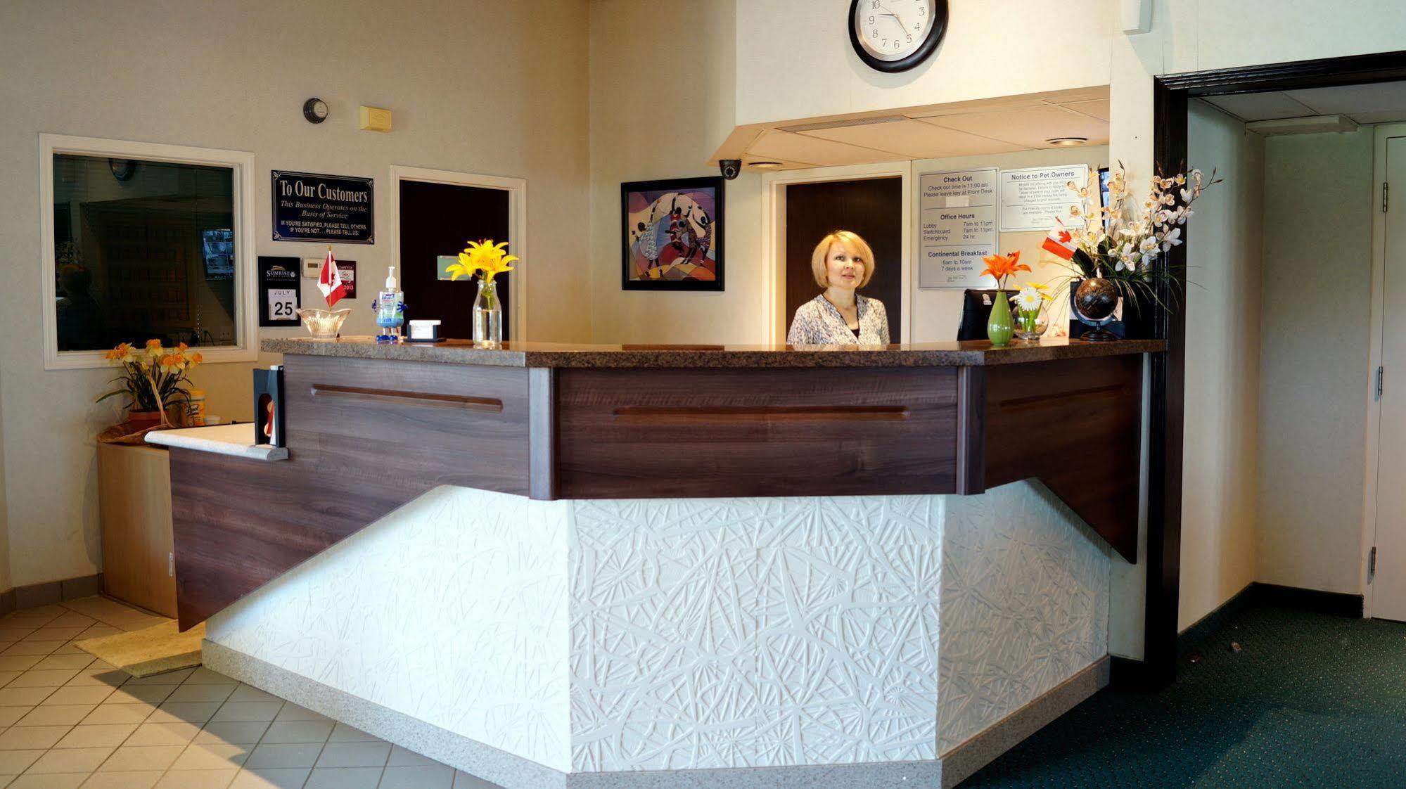 Bay Hill Inns & Suites Neepawa Экстерьер фото