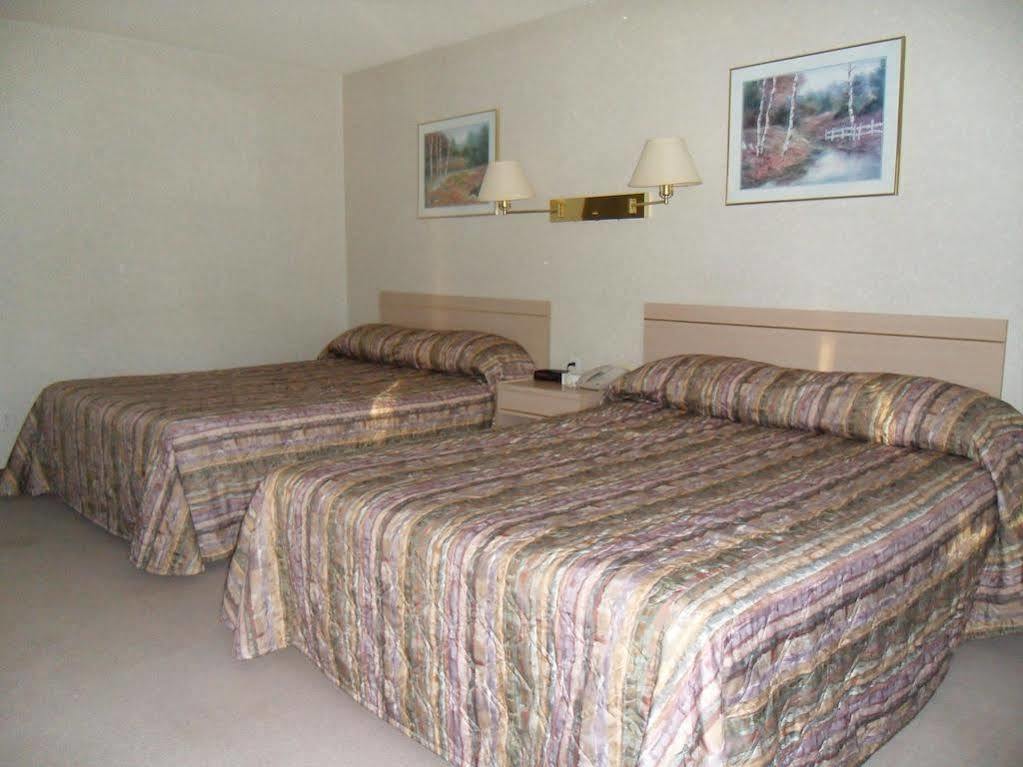Bay Hill Inns & Suites Neepawa Экстерьер фото