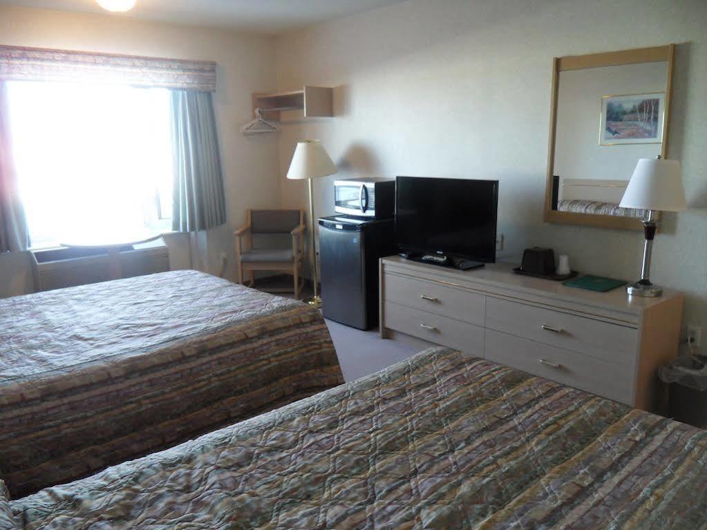 Bay Hill Inns & Suites Neepawa Экстерьер фото