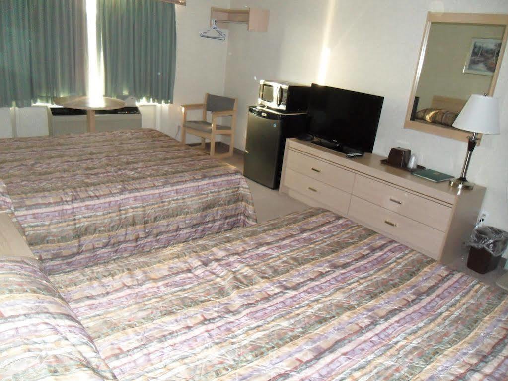 Bay Hill Inns & Suites Neepawa Экстерьер фото