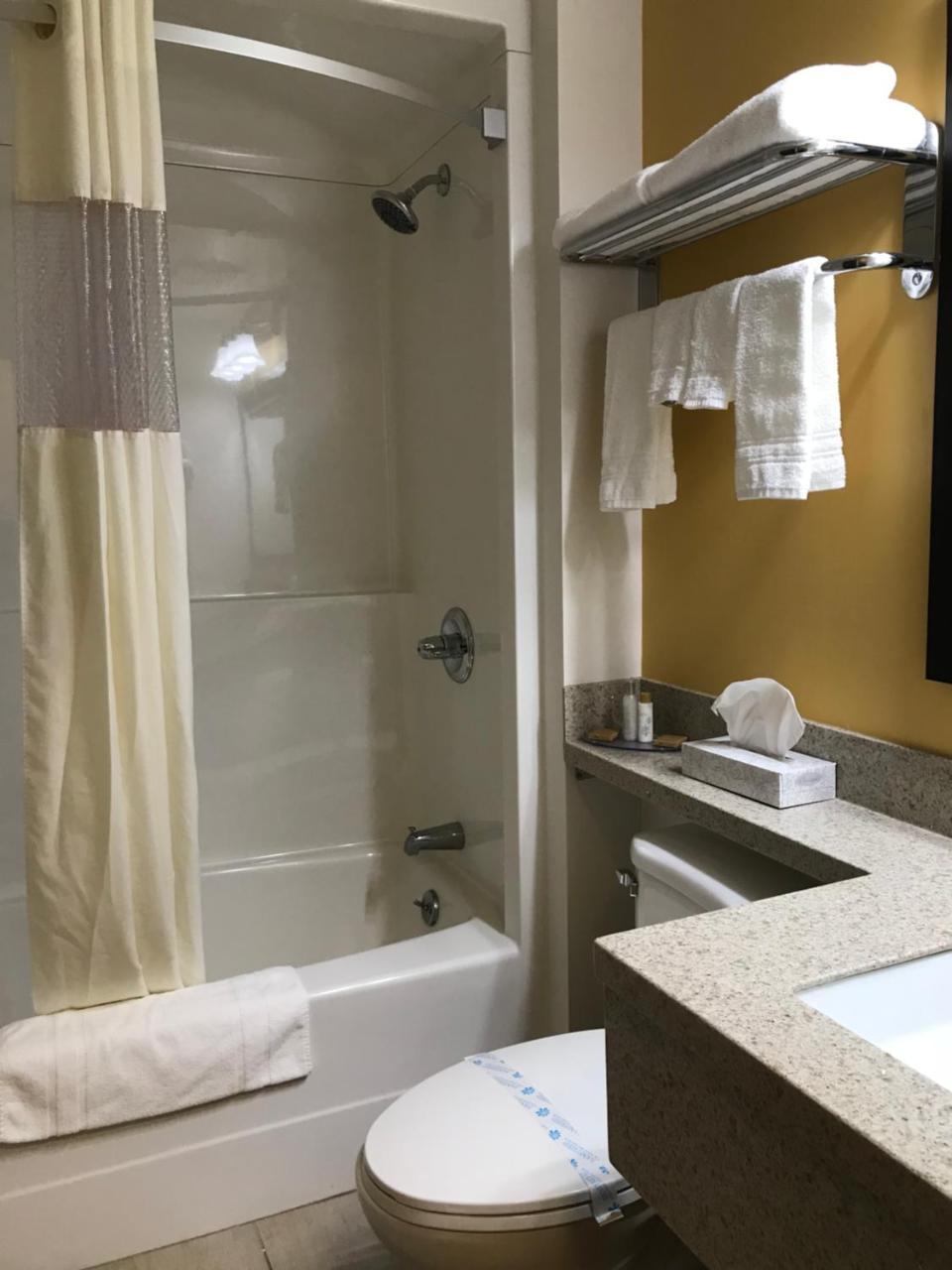 Bay Hill Inns & Suites Neepawa Экстерьер фото
