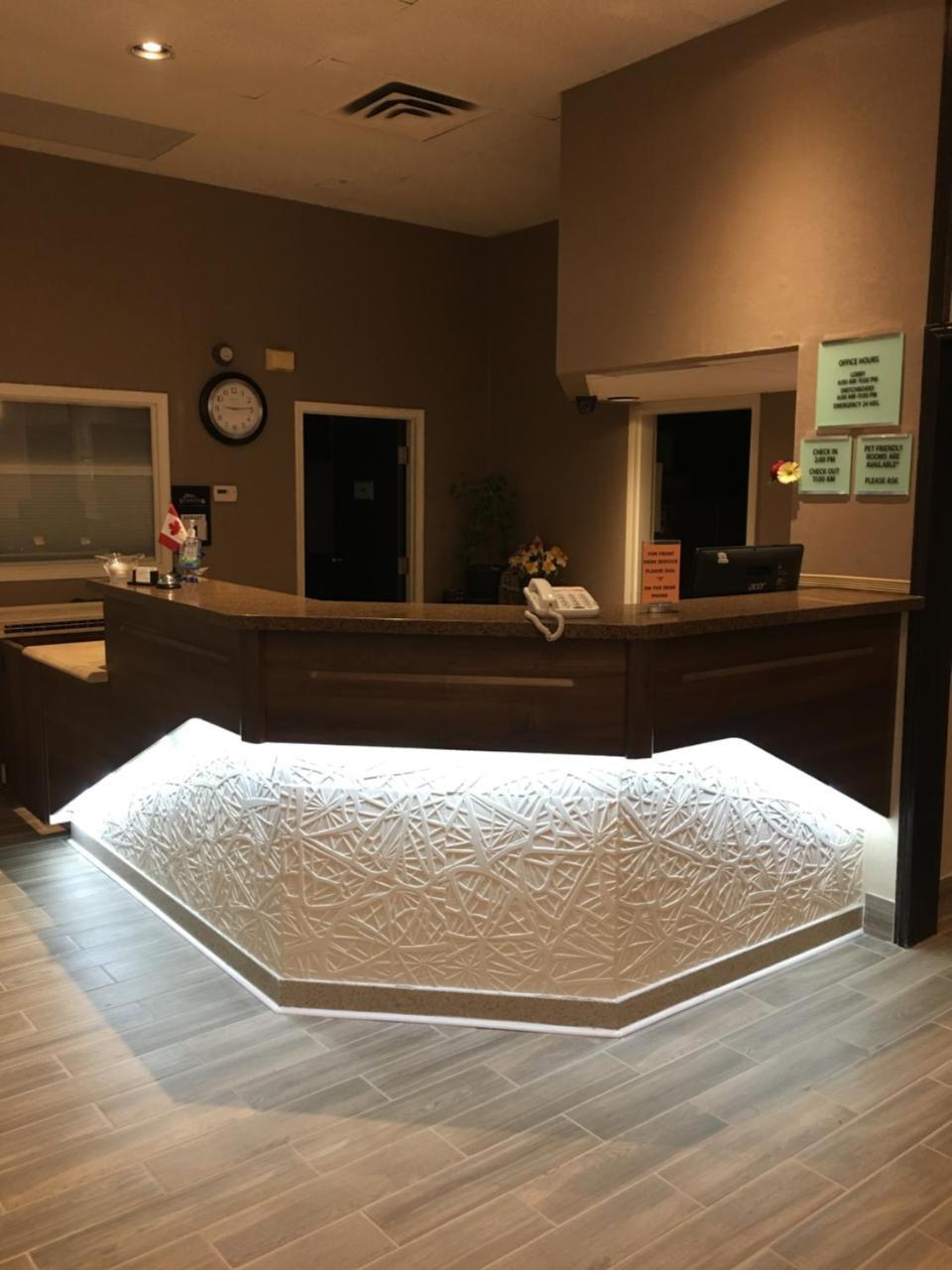 Bay Hill Inns & Suites Neepawa Экстерьер фото