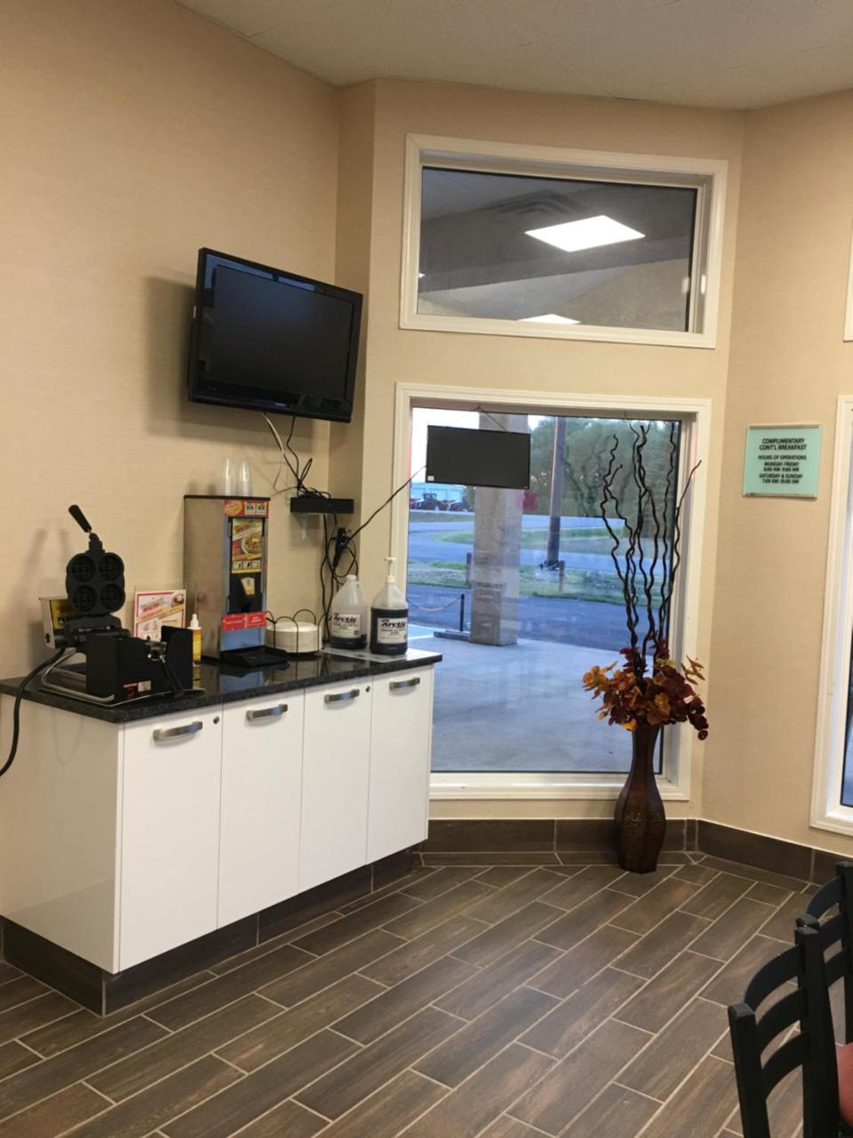 Bay Hill Inns & Suites Neepawa Экстерьер фото