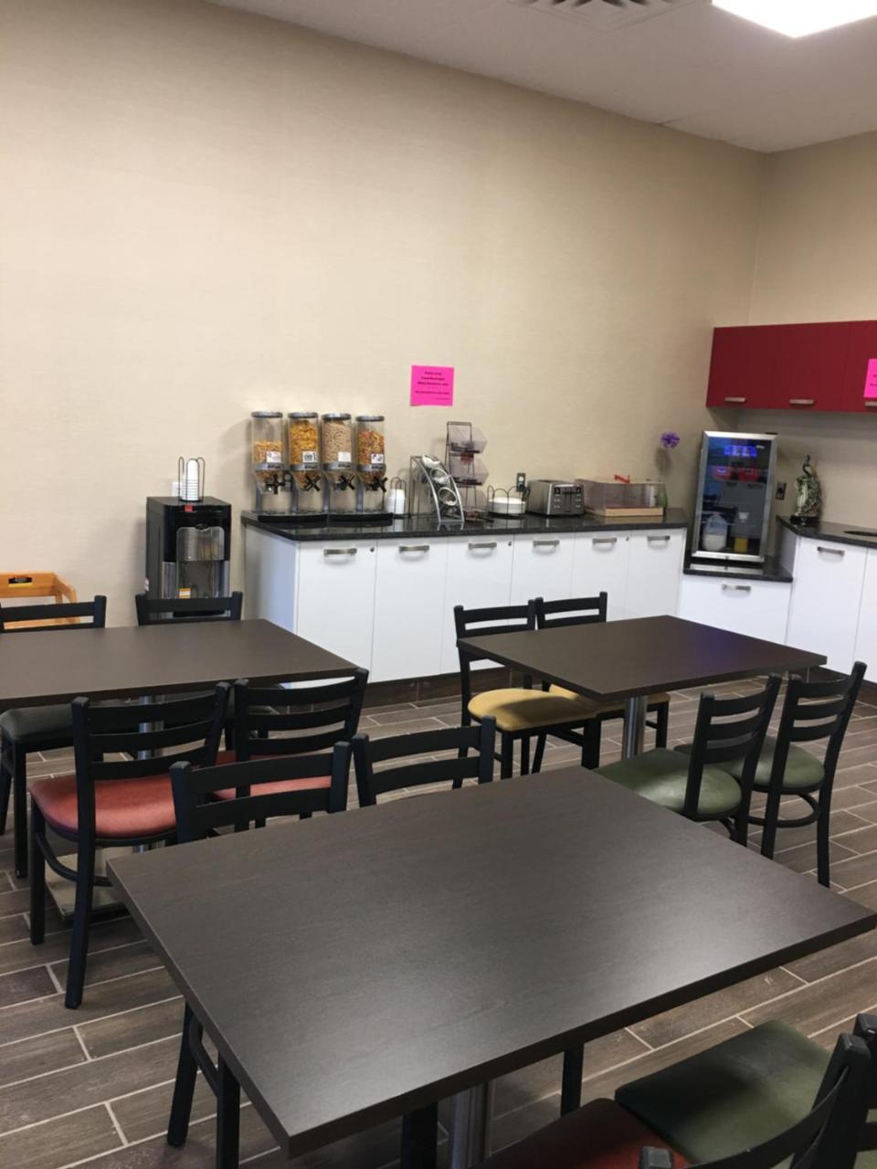 Bay Hill Inns & Suites Neepawa Экстерьер фото