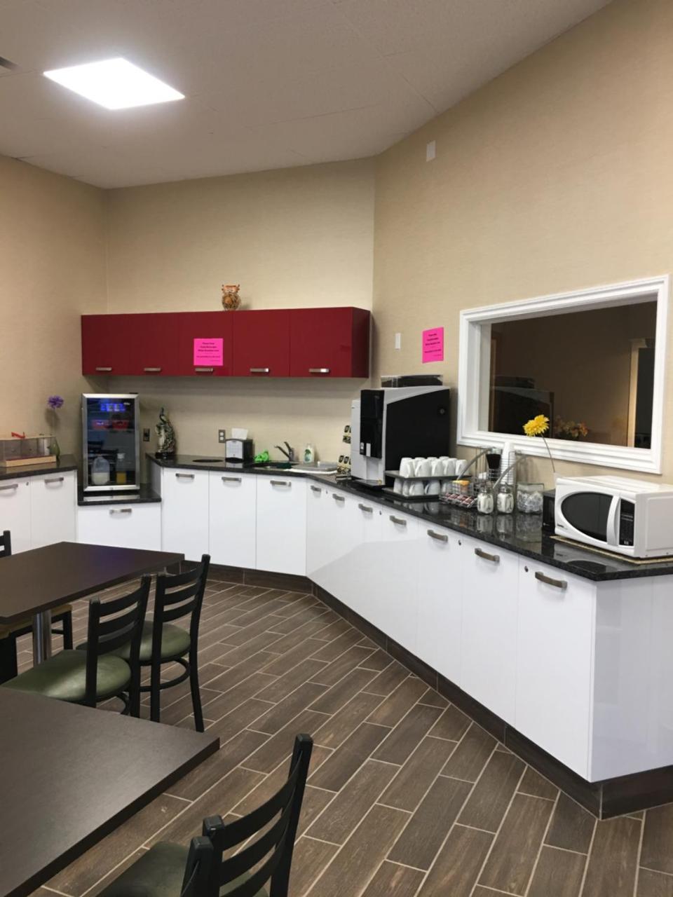 Bay Hill Inns & Suites Neepawa Экстерьер фото